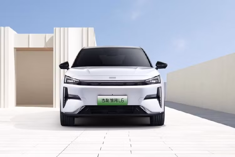 Vào ngày 6/7/2023, Geely đã công bố 1 số thông tin quan trọng, trong đó, có việc thương hiệu con của mình là Galaxy sẽ chính thức ra mắt chiếc xe L6, vào Quý III năm nay, đây sẽ là thành viên thứ 2 của hãng xe này sau 1 năm ra mắt. Cụ thể, hãng đã có tiết lộ đầu tiên bằng việc chính thức tung ra hình ảnh của Galaxy L6 sedan 2023 mới, chiếc xe sẽ được trang bị hệ thống plug-in hybrid Raytheon thế hệ mới.