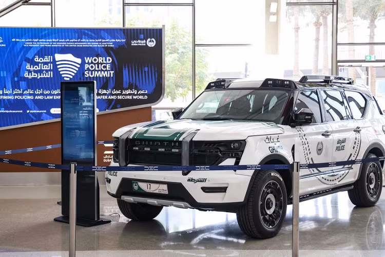 Bên cạnh việc dùng để truy bắt tội phạm, chiếc SUV Ghiath Smart Patrol tối tân này cũng giống như những siêu xe khác của cảnh sát Dubai đó là làm nhiệm vụ quảng bá du lịch.