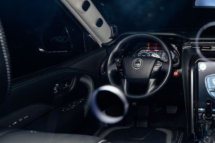 Mục đích là để theo dõi mọi vấn đề xảy ra trong quá trình điều khiển xe. Bên cạnh đó, xe còn sở hữu các trang bị hiện đại khác như: cụm đồng hồ kỹ thuật số, ghế ngồi bọc da cao cấp và màn hình cảm ứng trung tâm lớn 16 inch hỗ trợ AI, ghi lại cảnh quay từ tất cả 10 camera bên ngoài cũng như camera kính thiên văn.