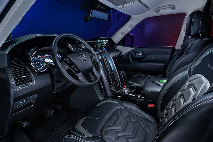 Trong khi đó, trái ngược với khoang lái, ghế hành khách phía sau được thiết kế tách biệt, dành cho những tên tội phạm, chúng được làm bằng nhựa, đúc cứng.