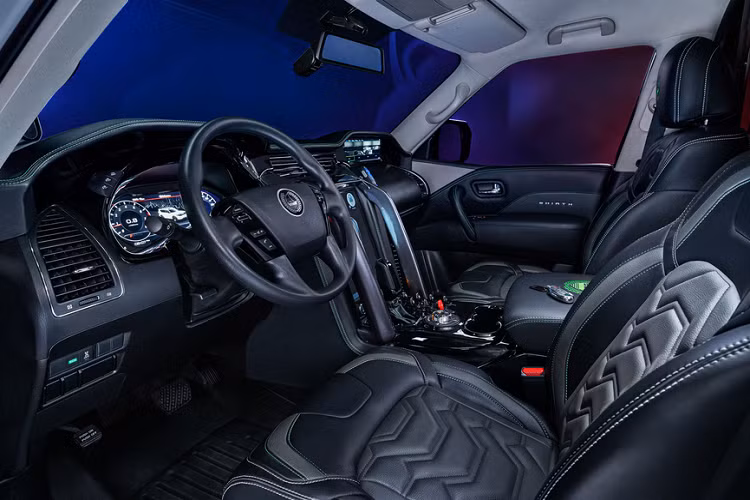 Trong khi đó, trái ngược với khoang lái, ghế hành khách phía sau được thiết kế tách biệt, dành cho những tên tội phạm, chúng được làm bằng nhựa, đúc cứng.