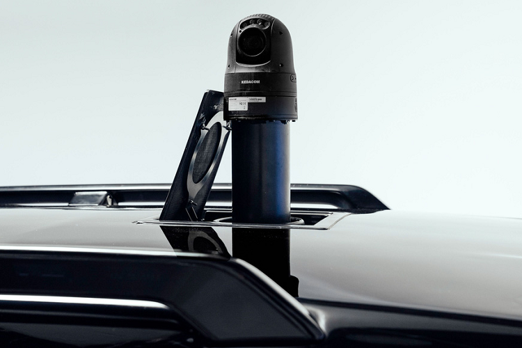 Về nội thất, bên trong khoang cabin của chiếc xe đã được tinh chỉnh để phù hợp với nhiệm vụ của cảnh sát. Xe vẫn sử dụng vô lăng của Nissan, bộ chọn chế độ và hệ thống điều hòa cũng đúng chuẩn của hãng xe Nhật Bản. Bên trong khoang lái sẽ được trang bị một camera khác, chĩa thẳng vào người lái xe.