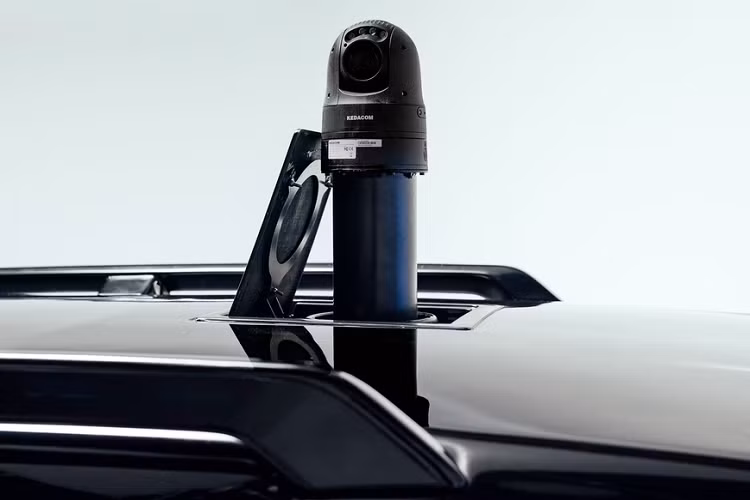 Về nội thất, bên trong khoang cabin của chiếc xe đã được tinh chỉnh để phù hợp với nhiệm vụ của cảnh sát. Xe vẫn sử dụng vô lăng của Nissan, bộ chọn chế độ và hệ thống điều hòa cũng đúng chuẩn của hãng xe Nhật Bản. Bên trong khoang lái sẽ được trang bị một camera khác, chĩa thẳng vào người lái xe.