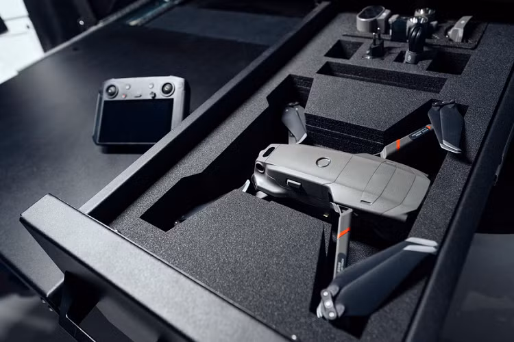 Ngoài ra, xe còn có 1 camera với ống kính viễn vọng 360 độ. Camera này có thể xoay, thu phóng và nghiêng để chụp ảnh gửi trực tiếp đến trung tâm chỉ huy. Ngoài camera giám sát gắn trên nóc, chiếc SUV cỡ lớn còn có một máy bay không người lái sử dụng trong những tình huống, địa hình mà chiếc Ghiath không thể đến được đó.