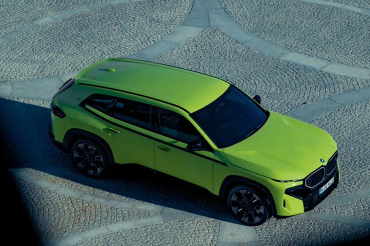 Hiện giá xe BMW XM 50e tại thị trường Trung Quốc chưa được công bố. Chỉ biết rằng, xe sẽ rẻ hơn mức 2,3 triệu Nhân dân tệ (khoảng 7,86 tỷ đồng) của bản cao cấp. Được biết, các đại lý BMW tại Mỹ đang chạy chương trình ưu đãi lớn dành cho dòng XM. Điều này chứng tỏ mẫu SUV hạng sang của BMW không thực sự thành công về mặt doanh số.