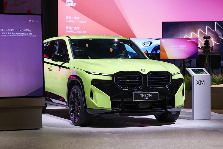 Theo đó, mẫu SUV BMW XM hạng sang này được trang bị hệ truyền động plug-in hybrid (PHEV) nhưng không bao gồm máy xăng V8, tăng áp kép, dung tích 4.4L mạnh mẽ như các phiên bản cao cấp hơn.