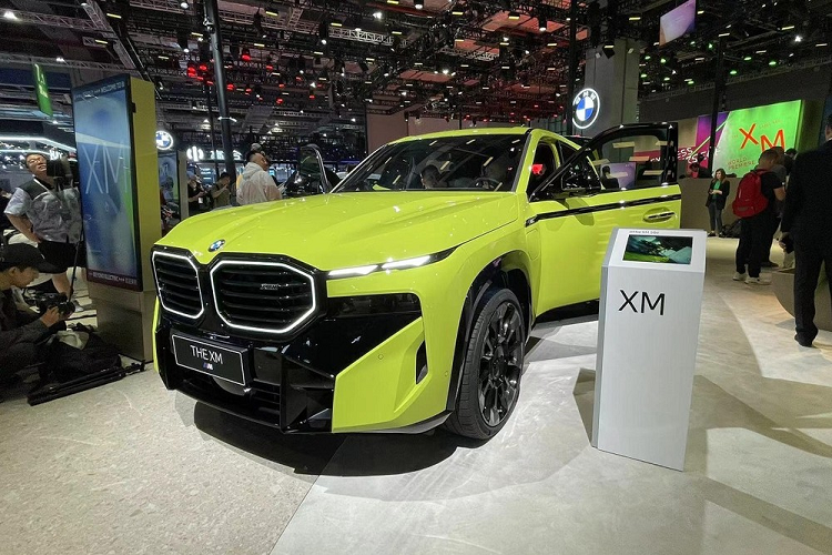 Trong triển lãm Ô tô Thượng Hải 2023 đang diễn ra tại Trung Quốc, hãng BMW đã chính thức tung ra phiên bản tiêu chuẩn mới của dòng SUV hạng sang cỡ lớn XM mang tên 50e. So với các phiên bản cao cấp hơn, BMW XM 50e 2023 mới thay đổi lớn nhất ở động cơ.