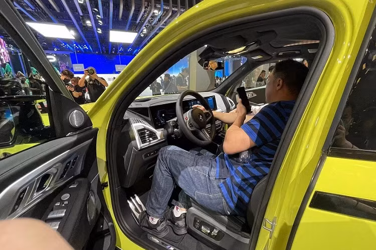 Riêng BMW XM Label Red còn có thể tăng tốc từ 0-100 km/h trong thời gian chỉ 3,7 giây. Với con số trên, BMW XM 50e thậm chí còn tăng tốc chậm hơn 0,2 giây so với 2 phiên bản M40d và X3 M40i của dòng xe X3 trong khi công suất lớn hơn.