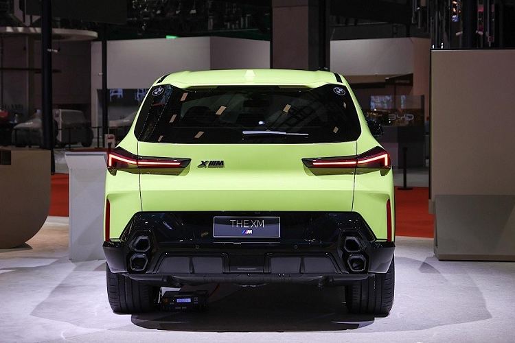 Thay vào đó, BMW XM 50e chỉ dùng động cơ xăng 6 xi-lanh, tăng áp kép, dung tích 3.0L, kết hợp với mô-tơ điện mạnh 197 mã lực, tạo ra công suất tổng cộng 469 mã lực và mô-men xoắn cực đại 700 Nm. So với bản cao cấp, BMW XM 50e yếu hơn 175 mã lực.