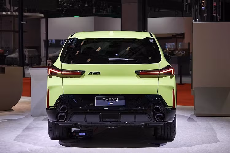 Thay vào đó, BMW XM 50e chỉ dùng động cơ xăng 6 xi-lanh, tăng áp kép, dung tích 3.0L, kết hợp với mô-tơ điện mạnh 197 mã lực, tạo ra công suất tổng cộng 469 mã lực và mô-men xoắn cực đại 700 Nm. So với bản cao cấp, BMW XM 50e yếu hơn 175 mã lực.