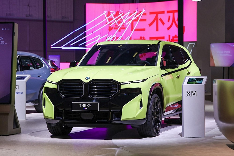 BMW X3 M40d sở hữu công suất tối đa 335 mã lực trong khi con số tương ứng của X3 M40i là 355 mã lực. Cả hai phiên bản của dòng SUV hạng sang BMW X3 đều có thể tăng tốc từ 0-100 km/h trong 4,9 giây. Điều này cũng không có gì khó hiểu vì BMW XM 50e có kích thước lớn hơn và nặng hơn X3 do dùng hệ truyền động PHEV.