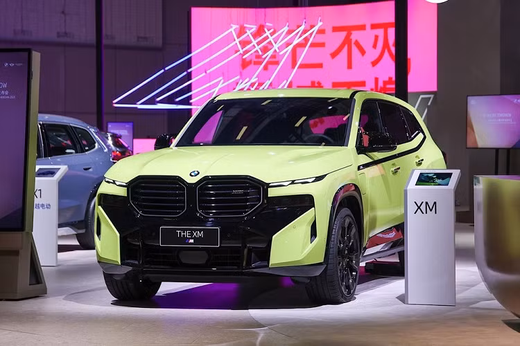 BMW X3 M40d sở hữu công suất tối đa 335 mã lực trong khi con số tương ứng của X3 M40i là 355 mã lực. Cả hai phiên bản của dòng SUV hạng sang BMW X3 đều có thể tăng tốc từ 0-100 km/h trong 4,9 giây. Điều này cũng không có gì khó hiểu vì BMW XM 50e có kích thước lớn hơn và nặng hơn X3 do dùng hệ truyền động PHEV.