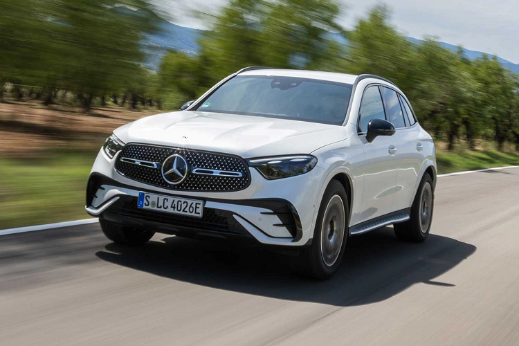 Cao cấp nhất là Mercedes-Benz GLC 300 Pinnacle 2023 với giá 51.450 USD (1,21 tỷ đồng). Bản này có thêm màn hình hiển thị thông tin kính lái HUD, hệ thống định vị thực tế ảo, kính cách âm/cách nhiệt và đèn pha Digital Light với công nghệ chiếu hình ảnh xuống mặt đường.