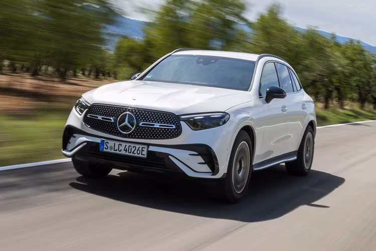 Cao cấp nhất là Mercedes-Benz GLC 300 Pinnacle 2023 với giá 51.450 USD (1,21 tỷ đồng). Bản này có thêm màn hình hiển thị thông tin kính lái HUD, hệ thống định vị thực tế ảo, kính cách âm/cách nhiệt và đèn pha Digital Light với công nghệ chiếu hình ảnh xuống mặt đường.