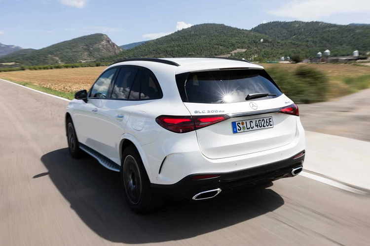 Động cơ này có sự hỗ trợ của công nghệ mild hybrid 48V với tính năng EQ Boost, giúp bổ sung công suất 23 mã lực và mô-men xoắn 200 Nm trong thời gian ngắn để cải thiện hiệu suất của xe.