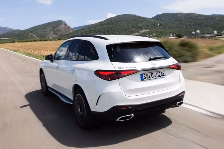 Động cơ này có sự hỗ trợ của công nghệ mild hybrid 48V với tính năng EQ Boost, giúp bổ sung công suất 23 mã lực và mô-men xoắn 200 Nm trong thời gian ngắn để cải thiện hiệu suất của xe.