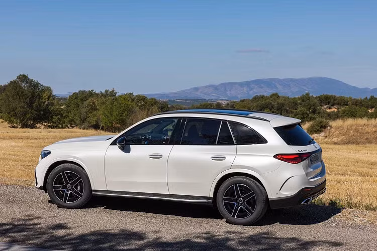 Mercedes-Benz GLC 300 Exclusive 2023 sở hữu nội thất nâng cấp với ốp bậc cửa phát sáng, hệ thống đèn viền nâng cao, hệ thống định vị vệ tinh GPS, hệ thống âm thanh vòm Burmester 3D và hệ thống quan sát toàn cảnh với camera 360 độ.