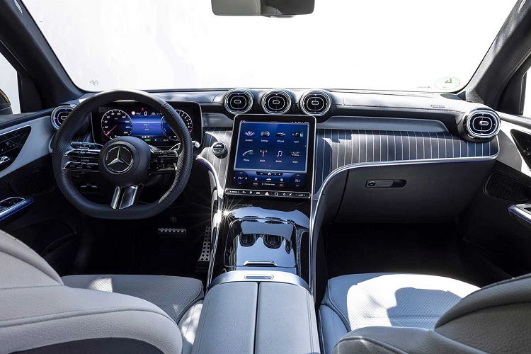 Tùy phiên bản, Mercedes-Benz GLC 2023 sẽ dùng chất liệu MB-Tex, da hoặc da Nappa trong nội thất. Bên cạnh đó là những chi tiết ốp như gỗ màu đen với nẹp nhôm trang trí. Cửa sổ trời toàn cảnh Panorama, ghế trước sưởi ấm/thông hơi, sưởi ghế sau và sưởi vô lăng sẽ là những trang bị tùy chọn của mẫu SUV hạng sang này.