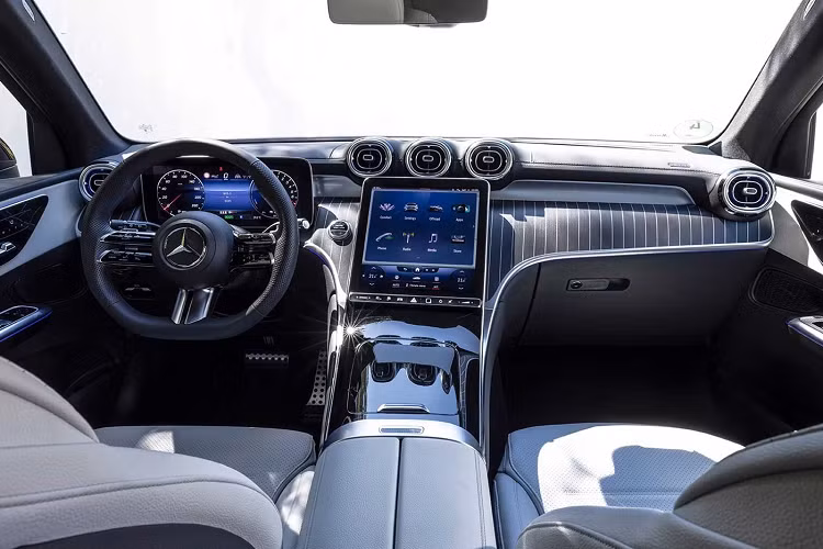 Tùy phiên bản, Mercedes-Benz GLC 2023 sẽ dùng chất liệu MB-Tex, da hoặc da Nappa trong nội thất. Bên cạnh đó là những chi tiết ốp như gỗ màu đen với nẹp nhôm trang trí. Cửa sổ trời toàn cảnh Panorama, ghế trước sưởi ấm/thông hơi, sưởi ghế sau và sưởi vô lăng sẽ là những trang bị tùy chọn của mẫu SUV hạng sang này.