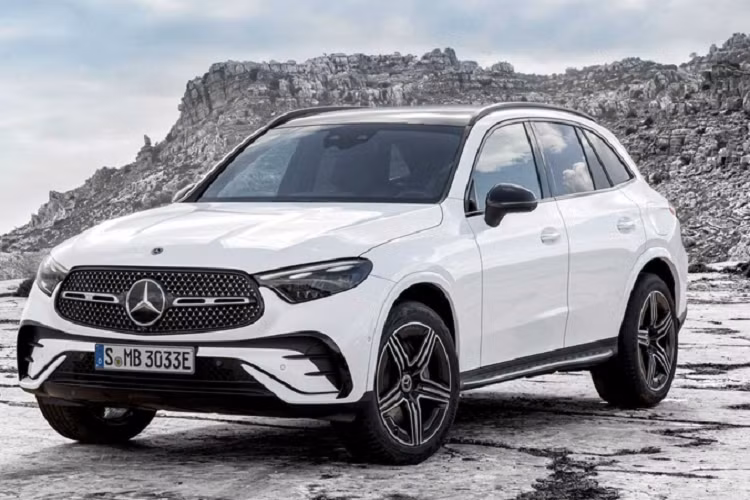 Với sức mạnh trên, Mercedes-Benz GLC 2023 có thể tăng tốc từ 0-96 km/h trong 6,2 giây và đạt vận tốc tối đa 209 km/h. Xe dùng hệ dẫn động cầu sau tiêu chuẩn hoặc hệ dẫn động 4 bánh toàn thời gian 4Matic tùy chọn, có giá 2.000 USD.