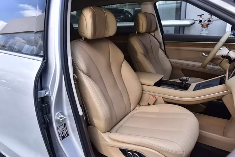 Cụ thể, đã có hơn 40.000 đơn đặt hàng dành cho xe Aito M7 2023 mới chỉ chưa đầy 1 tháng được mở bán trước, điều này cho thấy sức hút trên chiếc SUV của hãng điện thoại Huawei lớn cỡ nào.