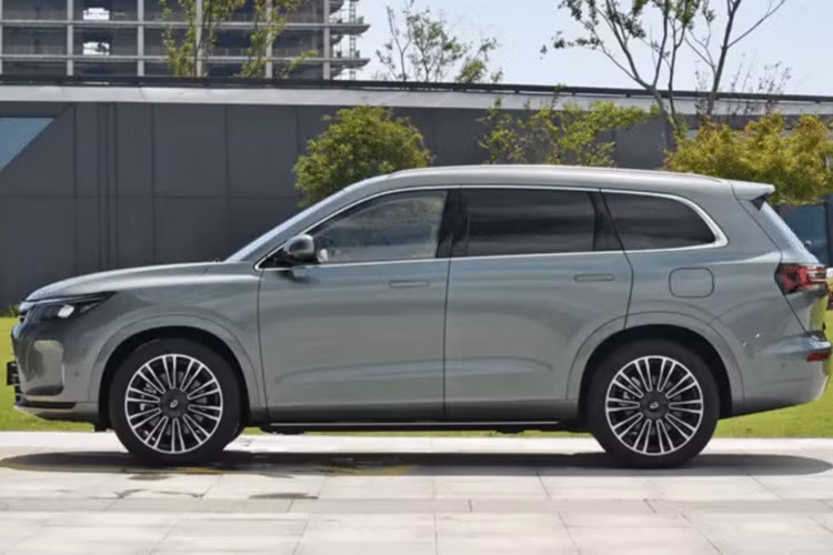 Sau khi ra mắt vào năm ngoái, chỉ sau 4 tiếng mở bán, chiếc SUV Aito M7 chạy điện này đã mang về cho hãng điện thoại lớn nhất Trung Quốc hơn 20.000 đơn đặt hàng, thành công này đã khiến nhiều người đặt dấu hỏi lớn liệu rằng có số ảo hay không, Huawei vẫn im lặng và năm 2023 này, họ lại tiếp tục gây choáng với những kỷ lục đặt mua chiếc xe M7 bản 2023, với những nâng cấp nhẹ ở ngoại hình và trang bị.