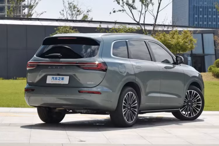 Đầu tiên chúng ta sẽ bàn về mức giá bán của xe Aito M7 2023, nó được ra mắt vào ngày 12/9, có tổng cộng 5 mẫu giới thiệu, với mức giá dao động từ 249.800 nhân dân tệ đến 329.800 nhân dân tệ, tương đương 810 triệu đồng đến 1,06 tỷ đồng. Với giá bán này, có thể khẳng định, Aito M7 2023 không hề rẻ.