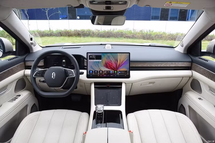 Về nội thất, chiếc xe SUV Aito M7 2023 tiếp tục duy trì phong cách tối giản, chỉ có màu sắc của vô lăng được điều chỉnh một chút sẽ phù hợp với màu chủ đề của xe. Bảng đồng hồ LCD toàn phần cong 10,25 inch và màn hình 15,6 inch. Màn hình điều khiển trung tâm đã thay thế hầu hết các nút bấm vật lý, tích hợp hệ thống buồng lái thông minh HarmonyOS.