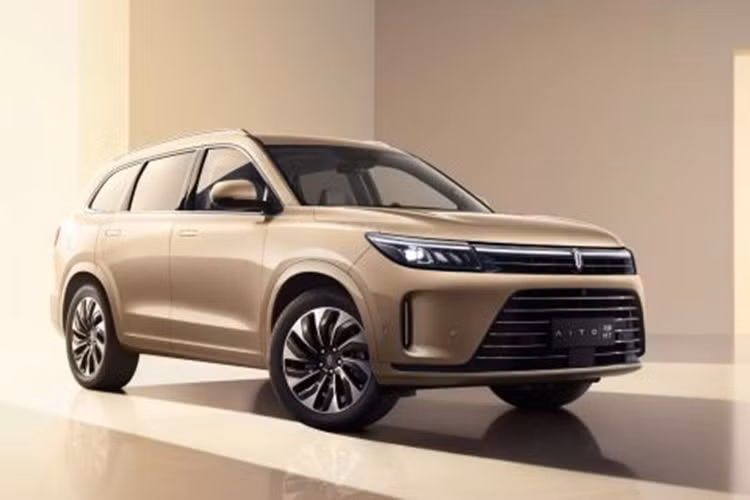 Cả ba món đồ đều trị giá 15.000 nhân dân tệ, tương đương 48,6 triệu đồng tính riêng mỗi món. Chiến dịch sẽ kết thúc vào cuối tháng. Hơn 80% đơn hàng chọn phiên bản 5 chỗ, trong khi 19% chọn phiên bản 6 chỗ. Chiếc SUV Aito M7 2023 đã được CEO của hãng xe Li Auto coi là đối thủ lớn nhất của nó lần đầu tiên ra mắt vào tháng 7/2022.