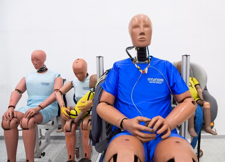 Ly do hinh nom thu nghiem va cham oto co gia ca chuc ty dong?-Hinh-2