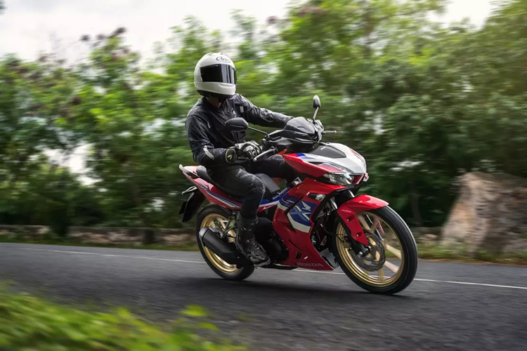 Với phiên bản Đặc biệt, xe có 3 màu sắc là Đen, Bạc Đen và Đỏ Đen, kết hợp cùng dải tem vàng nổi bật. Trong khi đó, phiên bản Tiêu chuẩn có 3 màu là Đen Bạc, Trắng Đen và Đỏ Đen.