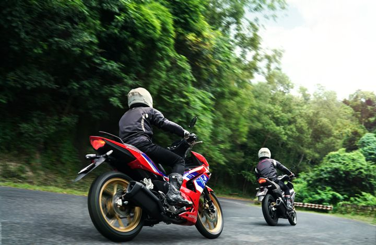 So với phiên bản tiền nhiệm Winner X 2024 không có quá nhiều điểm khác biệt, ở phía trước vẫn là cụm đèn chiếu sáng dạng LED. Xe vẫn sử dụng bảng đồng hồ điện tử hiển thị các thông tin cơ bản dành cho người lái.