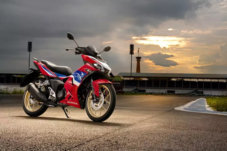 Ở phiên bản Thể thao, Honda Winner X 2024 có thêm màu sắc là đỏ phối đen và trắng cùng mâm màu vàng đồng, lấy cảm hứng từ mô tô phân khối lớn CBR1000RR-R.