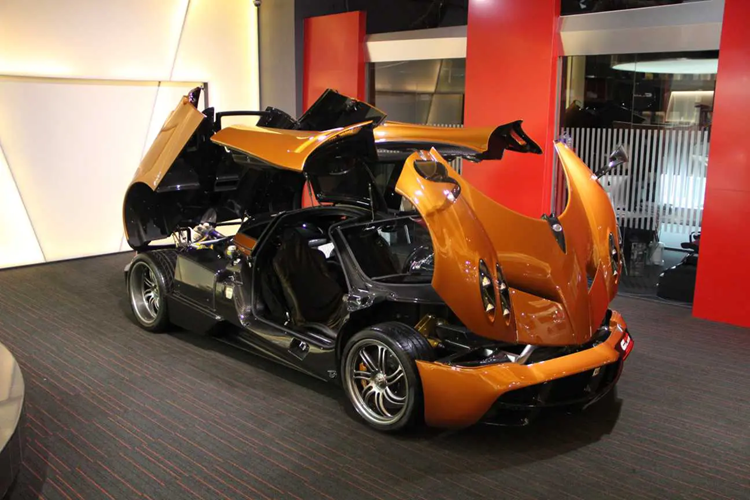 Vào hồi giữa tháng 10, đại gia Minh Nhựa lại khiến giới mê xe trong nước phải trầm trồ khi tậu siêu phẩm McLaren Elva độc bản duy nhất tại Việt Nam. Được biết, doanh nhân ngành nhựa đã mất đến 2 năm để đợi mẫu xe này hoàn thành và đưa về nước.