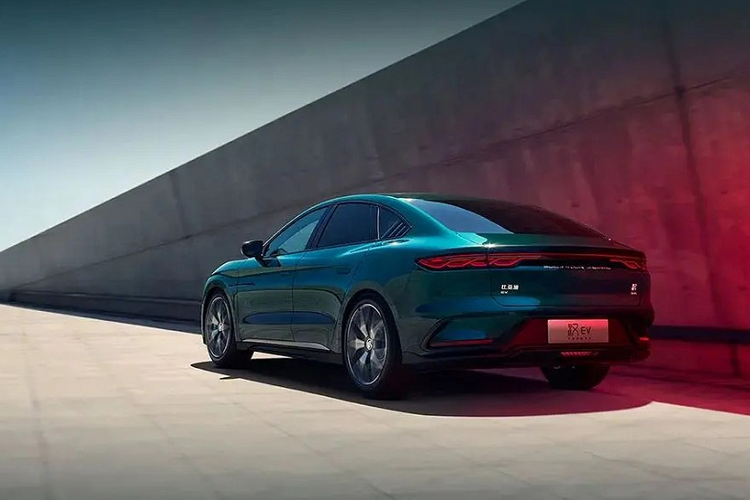 Các nâng cấp nội thất khác bao gồm hệ thống âm thanh Dynaudio, kết nối 5G trong xe, ánh sáng xung quanh, giám sát điểm mù, phím NFC,sưởi vô lăng cho mẫu xe đặc biệt có phạm vi hành trình 715 km và điều hòa không khí bơm nhiệt.