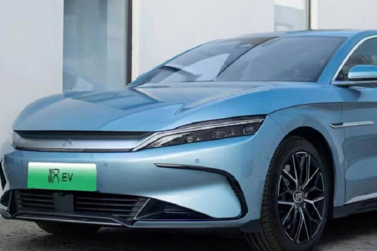 Như vậy, mức giá bán chính thức của mẫu sedan chạy hoàn toàn bằng điện BYD Han 2023 không giống như 2 mức giá bán dự kiến trước đó mà đại lý đưa ra là 714 triệu đồng và 770 triệu đồng, ngoài ra, mẫu xe mang màu xanh Glacier Blue cũng xuất hiện lần đầu trong sự kiện ra mắt.