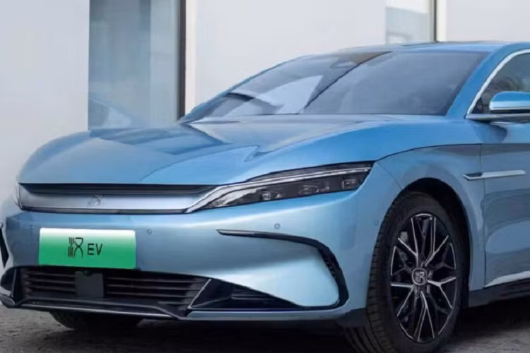 Như vậy, mức giá bán chính thức của mẫu sedan chạy hoàn toàn bằng điện BYD Han 2023 không giống như 2 mức giá bán dự kiến trước đó mà đại lý đưa ra là 714 triệu đồng và 770 triệu đồng, ngoài ra, mẫu xe mang màu xanh Glacier Blue cũng xuất hiện lần đầu trong sự kiện ra mắt.