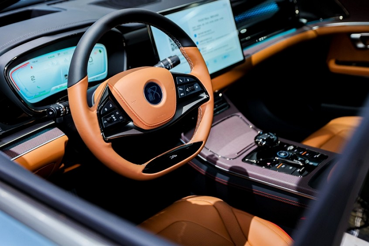 Theo thông tin từ hãng BYD chia sẻ cho biết, mẫu sedan chạy hoàn toàn bằng điện Han 2023 nhận được 5.000 đơn đặt hàng chỉ sau 24 giờ xe ra mắt, đa phần khách đều chọn màu sơn xanh Glacier Blue hoàn toàn mới cho xế hộp của mình, đây cũng là dấu hiệu nhận biết xe BYD Han đời 2023.