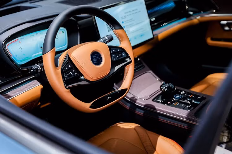 Theo thông tin từ hãng BYD chia sẻ cho biết, mẫu sedan chạy hoàn toàn bằng điện Han 2023 nhận được 5.000 đơn đặt hàng chỉ sau 24 giờ xe ra mắt, đa phần khách đều chọn màu sơn xanh Glacier Blue hoàn toàn mới cho xế hộp của mình, đây cũng là dấu hiệu nhận biết xe BYD Han đời 2023.