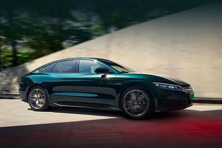 BYD Han 2023 được trang bị 2 động cơ điện khác nhau, đầu tiên là bản sử dụng hệ dẫn động cầu trước chỉ có 1 mô tơ điện nhưng có 2 lựa chọn công suất là 222 mã lực hoặc 245 mã lực.