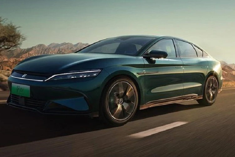 Xe điện BYD Han 2023 ra mắt có màu xanh băng và nội thất được phối màu nâu, được tô điểm bằng các đường viền mạ crôm và đen piano. Xe vô-lăng đa chức năng thiết kế đẹp mắt, được bọc da màu nâu và đen, bảng đồng hồ LCD 12,3 inch và màn hình điều khiển trung tâm xoay nổi 15,6 inch.