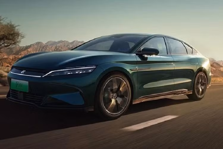 Xe điện BYD Han 2023 ra mắt có màu xanh băng và nội thất được phối màu nâu, được tô điểm bằng các đường viền mạ crôm và đen piano. Xe vô-lăng đa chức năng thiết kế đẹp mắt, được bọc da màu nâu và đen, bảng đồng hồ LCD 12,3 inch và màn hình điều khiển trung tâm xoay nổi 15,6 inch.