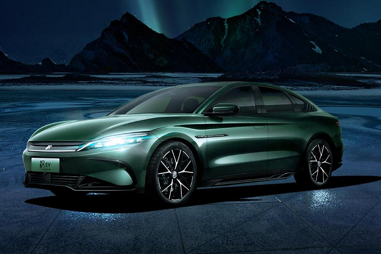 Tiếp đến là việc hệ dẫn động 4 bánh sẽ đi cùng 2 động cơ điện có tổng công suất kết hợp 517 mã lực với thời gian tăng tốc vị trí xuất phát lên 100 km/h chỉ 3,9 giây. Mẫu sedan chạy hoàn toàn bằng điện BYD Han 2023 Xe được trang bị cụm pin BYD Blade với các mức dung lượng 64,8 kWh, 76,9 kWh và 85,4 kWh.