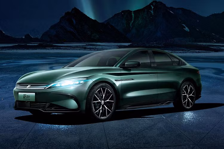 Tiếp đến là việc hệ dẫn động 4 bánh sẽ đi cùng 2 động cơ điện có tổng công suất kết hợp 517 mã lực với thời gian tăng tốc vị trí xuất phát lên 100 km/h chỉ 3,9 giây. Mẫu sedan chạy hoàn toàn bằng điện BYD Han 2023 Xe được trang bị cụm pin BYD Blade với các mức dung lượng 64,8 kWh, 76,9 kWh và 85,4 kWh.