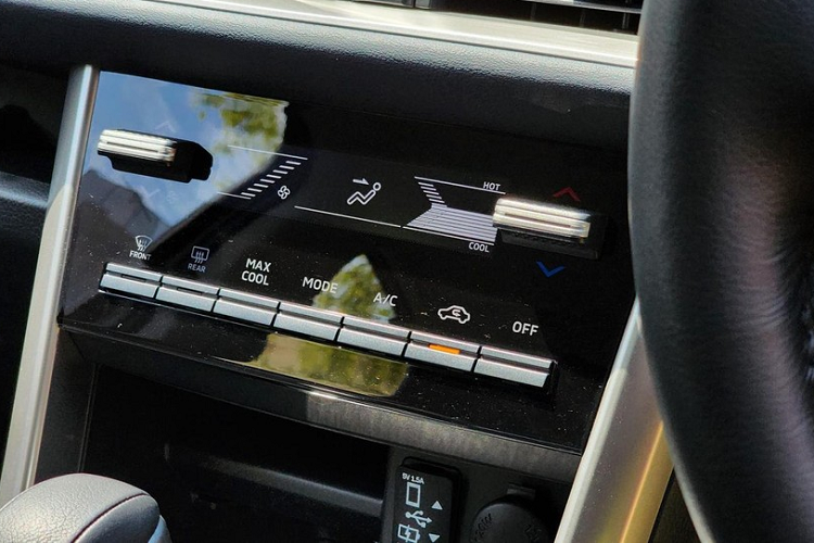 ... và hộc đựng cốc ở bệ tì tay dành cho hàng ghế thứ hai. Đáng tiếc là Mitsubishi Xpander Cross 2023 ở thị trường Thái Lan không có camera 360 độ như xe dành cho Indonesia mà chỉ được trang bị camera lùi.