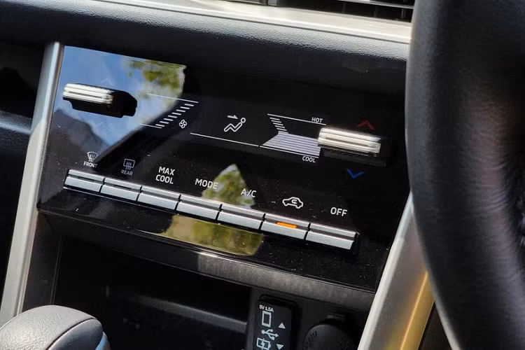 ... và hộc đựng cốc ở bệ tì tay dành cho hàng ghế thứ hai. Đáng tiếc là Mitsubishi Xpander Cross 2023 ở thị trường Thái Lan không có camera 360 độ như xe dành cho Indonesia mà chỉ được trang bị camera lùi.