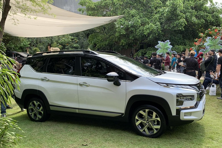 Đầu tiên là bảng đồng hồ kỹ thuật số với màn hình LCD 8 inch mới. Tiếp theo đó là sạc điện thoại thông minh không dây, ghế bọc da tổng hợp phối 2 màu đen - xanh đậm...và vô lăng mới giống loại dùng cho Pajero Sport.