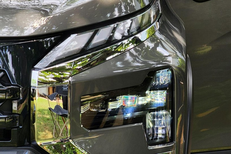 Tại đây, xe sở hữu hệ thống đèn 2 tầng mới giống hệt Mitsubishi Xpander phiên bản nâng cấp. Dải đèn LED định vị ban ngày thanh mảnh và kéo dài hơn trước của xe nằm phía trên, sát với nắp ca-pô. Nằm bên dưới là cụm đèn pha LED 3 bóng mới với thiết kế như "búa Thor", theo cách miêu tả của hãng Mitsubishi.