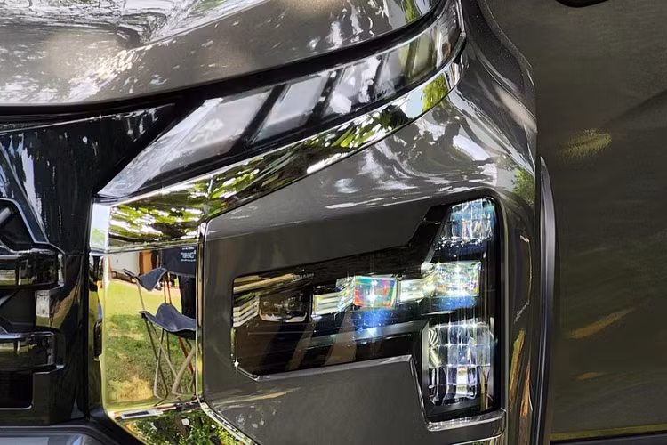 Tại đây, xe sở hữu hệ thống đèn 2 tầng mới giống hệt Mitsubishi Xpander phiên bản nâng cấp. Dải đèn LED định vị ban ngày thanh mảnh và kéo dài hơn trước của xe nằm phía trên, sát với nắp ca-pô. Nằm bên dưới là cụm đèn pha LED 3 bóng mới với thiết kế như "búa Thor", theo cách miêu tả của hãng Mitsubishi.