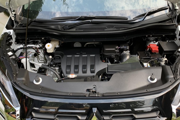 Động cơ này kết hợp với hộp số biến thiên vô cấp CVT mới và hệ dẫn động cầu trước. Xe ở Thái Lan không có hộp số sàn 5 cấp như Mitsubishi Xpander Cross 2023 dành cho Indonesia.